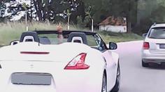 VIDEO: Šílená jízda řidiče sporťáku. Při předjíždění ještě agresivně gestikuloval