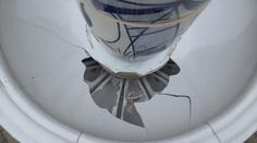 Vandal hodil dělobuch do porcelánové kašny, zničil unikátní dílo