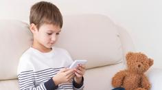 Porno, výhružky a násilí. Nevhodná videa šíří mezi dětmi skupiny na WhatsAppu