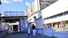 Klinika pražské nemocnice ještě netopí. Pacienti si stěžují na zimu a tenké deky