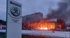 Rusové zaútočili na autosalon Škodovky. Explozi nepřežil jeden člověk