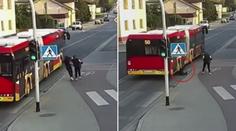 Nepochopitelný zkrat: Dívka strčila kamarádku pod autobus! VIDEO