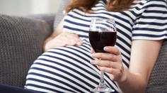 Lehké popíjení v těhotenství plod neohrozí, tvrdí nové studie