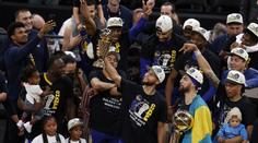 Basketbalisté Golden State po čtyřech letech ovládli NBA. Curry opět řádil