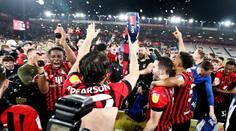 Bournemouth slaví postup do Premier League a vyléčení rakoviny v jeden den