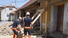 Z rekonstrukce skoro demolice. Dělníci domu podkopali základy