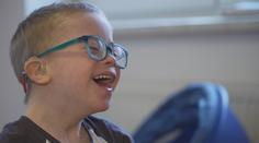 Povodeň vzala nemocnému Tomíkovi (6) speciální kočárek. Rodina prosí o pomoc