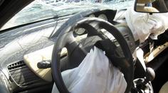 Airbagy jsou pro Čechy bezpečné, tvrdí Škoda. Jinde před nimi varují