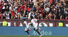 Real jde po zaváhání Barcelony do čela. Sevilla nadělila Kataláncům čtyři góly