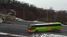 Neuvěřitelné! Řidič 15metrového autobusu se otáčel přímo na dálnici