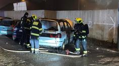 Hasiči už museli řešit desítky požárů. Hořelo auto, popelnice i přístřešek