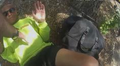 Další drsný incident v USA! Policista muže škrtil a zběsile mlátil pistolí