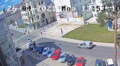Bezohledný řidič srazil na přechodu seniorku a ujel. Poznáte ho?