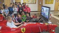 To je jízda! Starosta koupil dětem do školy trenažér Formule 1!