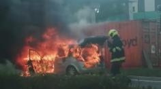 Požár u čerpací stanice. Z auta vyšlehly plameny, řidič se těsně zachránil