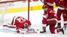 Černý den gólmanů v NHL: Mrázek chyboval, Mazanec lovil šestkrát