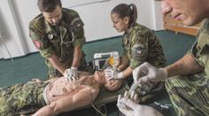 Pohoda jako v M.A.S.H? Studenti medicíny si u vojáků sáhnou na dno
