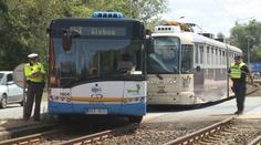 Autobus vjel v Ostravě do cesty tramvaji. Pět žen zraněno
