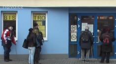 Úřad práce vyhazuje lidi na ulici! Mrznou venku, do čekáren nesmí