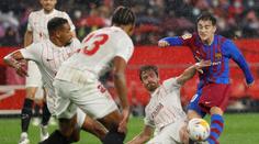 Sevilla proti Barceloně i v deseti uhrála bod, Villarreal nadělil Alavésu "bůra"
