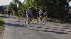 Skupina velocipedistů vyjela po trase závodu z roku 1893, skončí v Berlíně