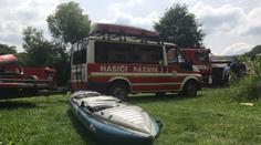 Na Sázavě se převrátil raft. Na pomoc posádce plaval muž, ve vodě zemřel
