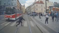 Nehod kvůli nepozornosti přibývá. Častým spoluviníkem jsou sluchátka