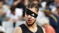 Francouzského atleta udeřil divák pěstí do obličeje, pak vyhrál s páskou přes oko
