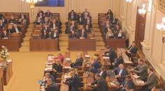 Sněmovna, která končí, byla ve znamení rekordů: Zbraň, kokain i průtahy
