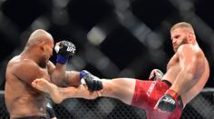 Blachowicz vyhrál se zničeným nártem, Souzu porazil na body