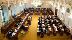 Příspěvky na péči vzrostou o tisíce, rozhodli poslanci. Netýká se to ale všech