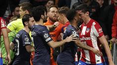 Létaly nadávky, předměty i plivance. V tunelu Atlética se mezi hráči strhla mela