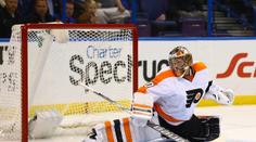 Neuvirth dlouho trápil lídra, Kane natáhl sérii a vyrovnal Crosbyho