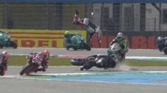 Děsivá nehoda na MS superbiků. Jezdec letěl z motorky, boural i mistr světa