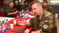 Důležitý český generál skončil v nemocnici. Napadl jej útočník s nožem