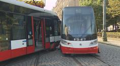 Na pražském Újezdě se srazily dvě tramvaje. Jeden člověk je zraněný