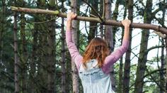 Žena z Novojičínska zatoužila po větvi. Při pádu ze stromu se vážně zranila