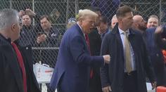 Trumpa čekaly dva soudy v jeden den. Stihl se přitom ještě opřít do Bidena