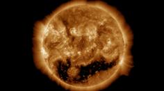 Zemi může zasáhnout geomagnetická bouře. Na Slunci se objevila obří díra