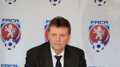Pelta konečně zareagoval: zakázal Berbrovi vstup na semináře!