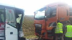 Na kruhovém objezdu se srazil autobus a náklaďák! 12 zraněných