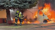 Nejprve se rozsvítila kontrolka, pak vyšlehly plameny. Dodávka málem podpálila dům