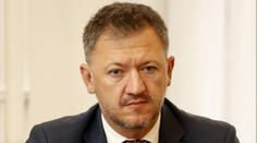 Ministerský náměstek měl utéct oknem na záchodě. Je to lež, brání se