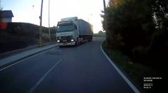 Tady šlo o život! Autobus se vyhýbal kamionu a boural!
