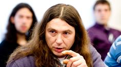 Aktivista Penc přinesl poslancům marihuanu, odvedli ho v poutech
