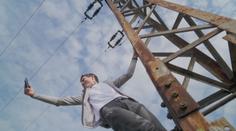 Dívky šplhaly na elektrický stožár. Tragédii zabránil kolemjdoucí