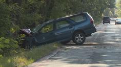 Auto narazilo do stromu, další se srazilo s dodávkou. Dva mrtví