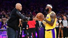 LeBronovy oslavy na 10 minut přerušily hru. Abdul-Jabbar mu gratuloval míčem