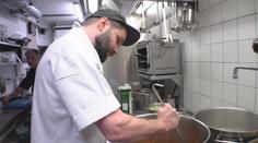 Menu pro děti do 50 Kč. Vítěz soutěže MasterChef ukázal vedoucím jídelen, jak na to