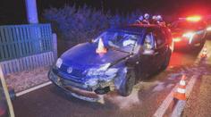 Řidič usnul v křižovatce. Po probuzení chtěl policistům ujet, naboural